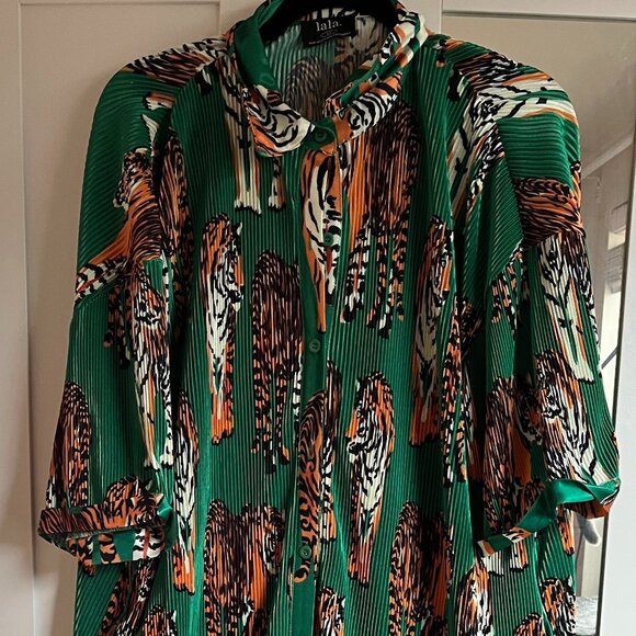 So Far So Good Oversized Plissé Dress in Tiger Tales - Picture 2 of 4